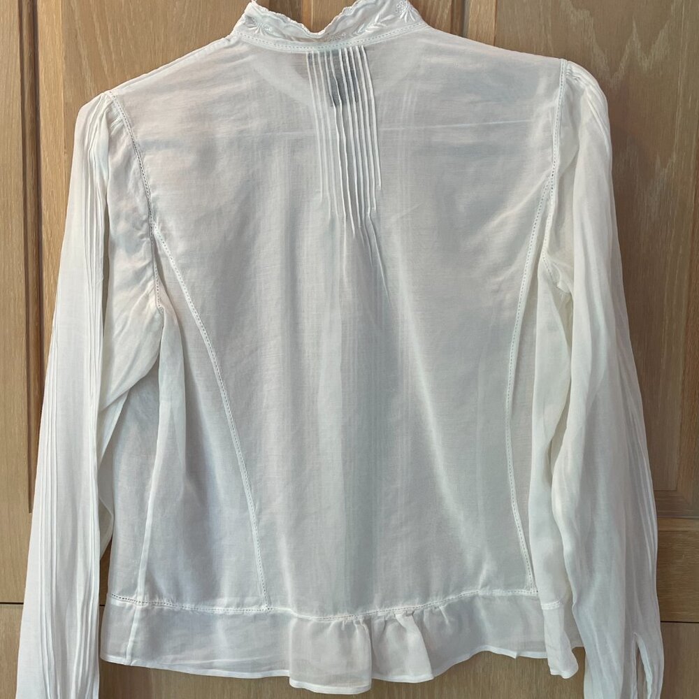 Eddie Bauer White Long-Sleeve Blouse with Pleats, Lace & Embrodiery Detail - Picture 4 of 5